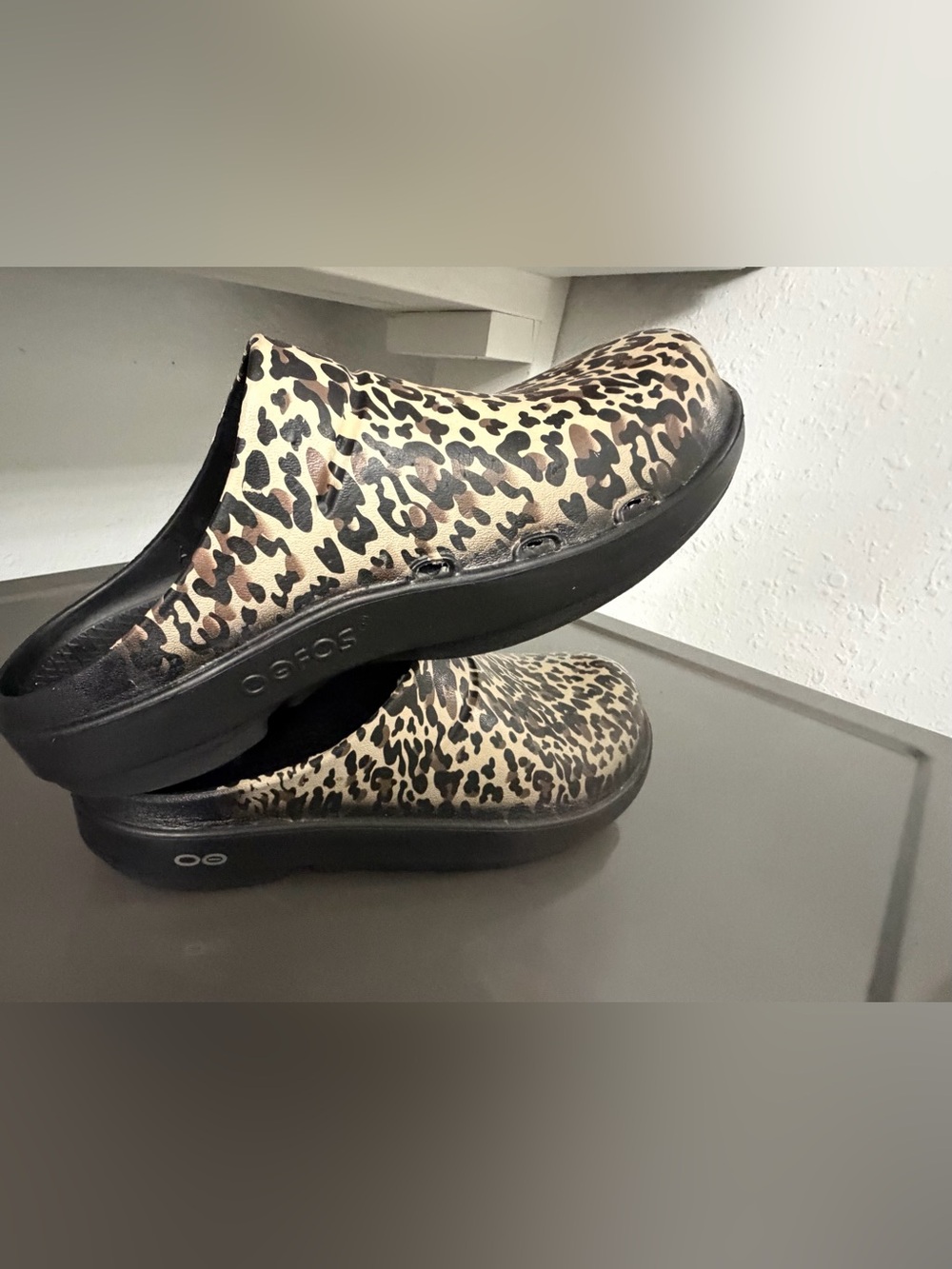 OOFOS Leopard Print Slide Clog in Black and Tan - Picture 2 of 10